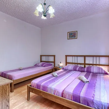 Jakov - Roj431 By Interhome *