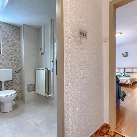 Jakov - Roj431 By Interhome *