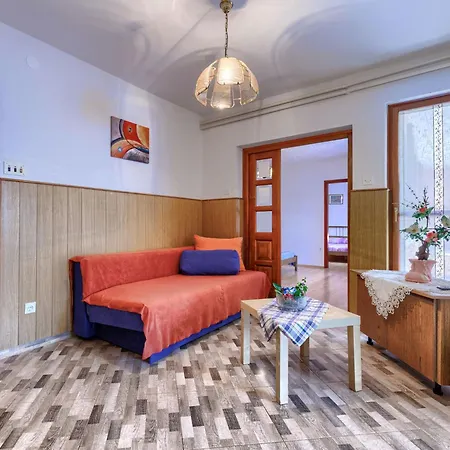 Jakov - Roj431 By Interhome *