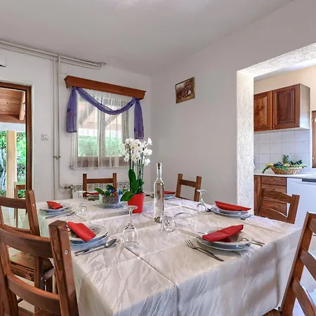 Jakov - Roj431 By Interhome *