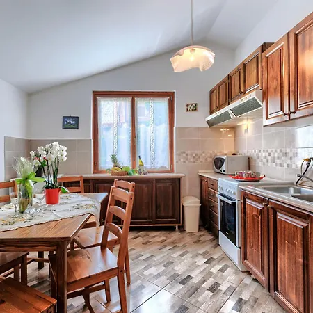 Jakov - Roj431 By Interhome