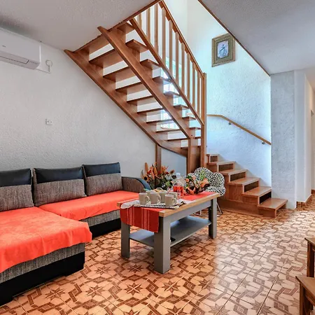 Jakov - Roj431 By Interhome *