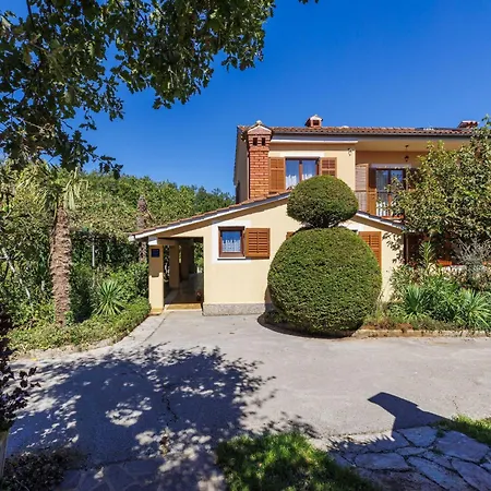 Jakov - Roj431 By Interhome *